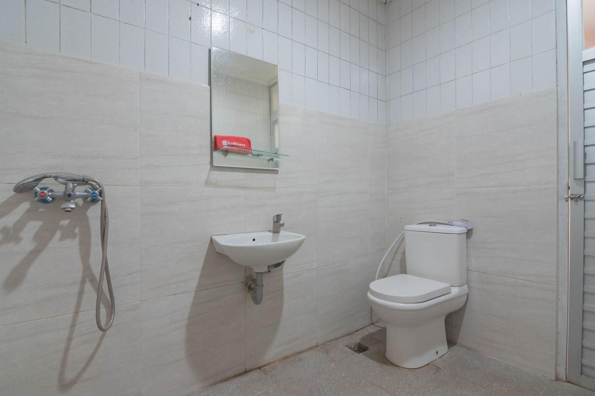 Hotel Reddoorz At Jalan Raya Lembang Padasul Camera foto